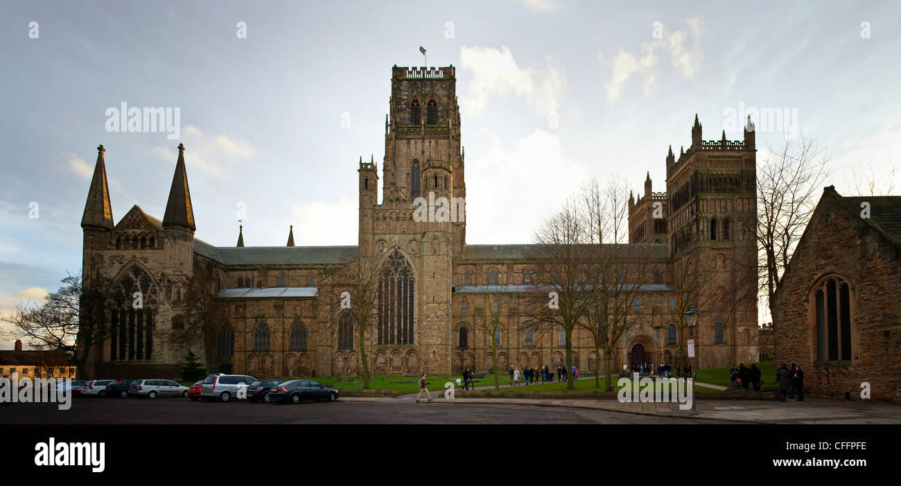Congregazione andando in Durham Cathedral sul luminoso e freddoloso vigilia di Natale Foto Stock