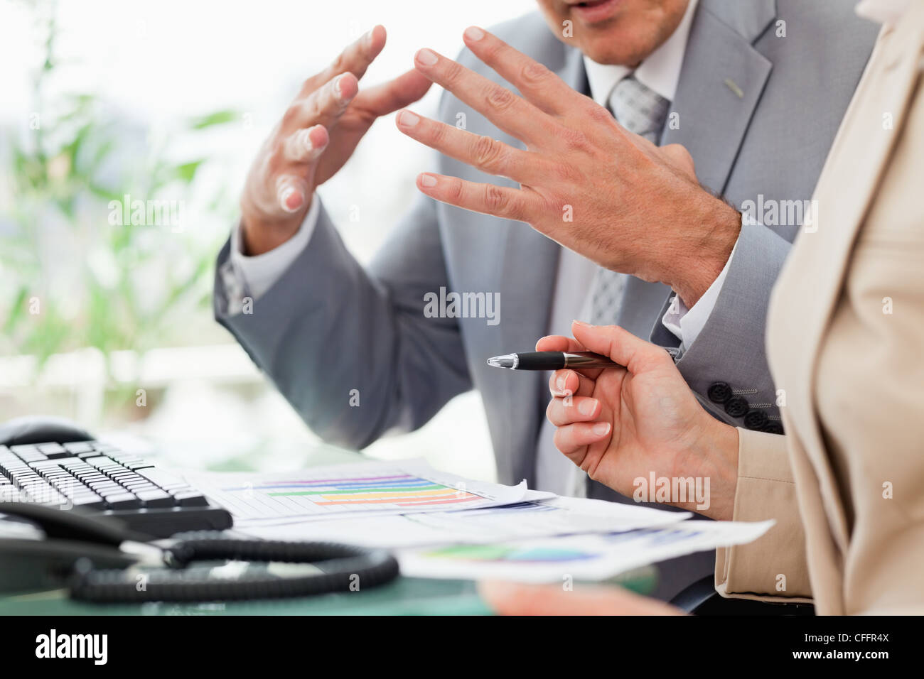 La gente di affari lavorando su figure Foto Stock