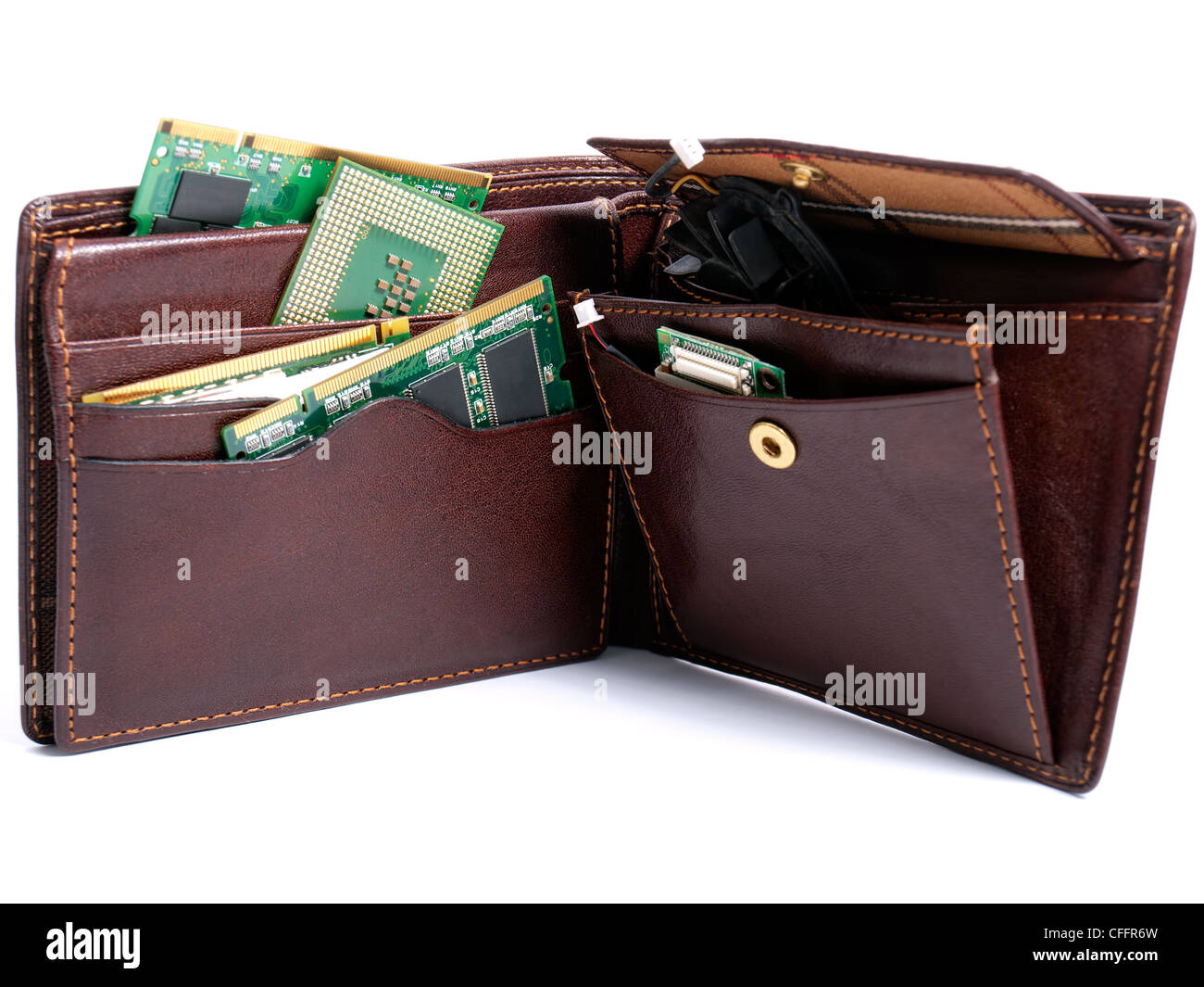 Portafoglio pieno di vari componenti del computer su uno sfondo bianco. Foto Stock