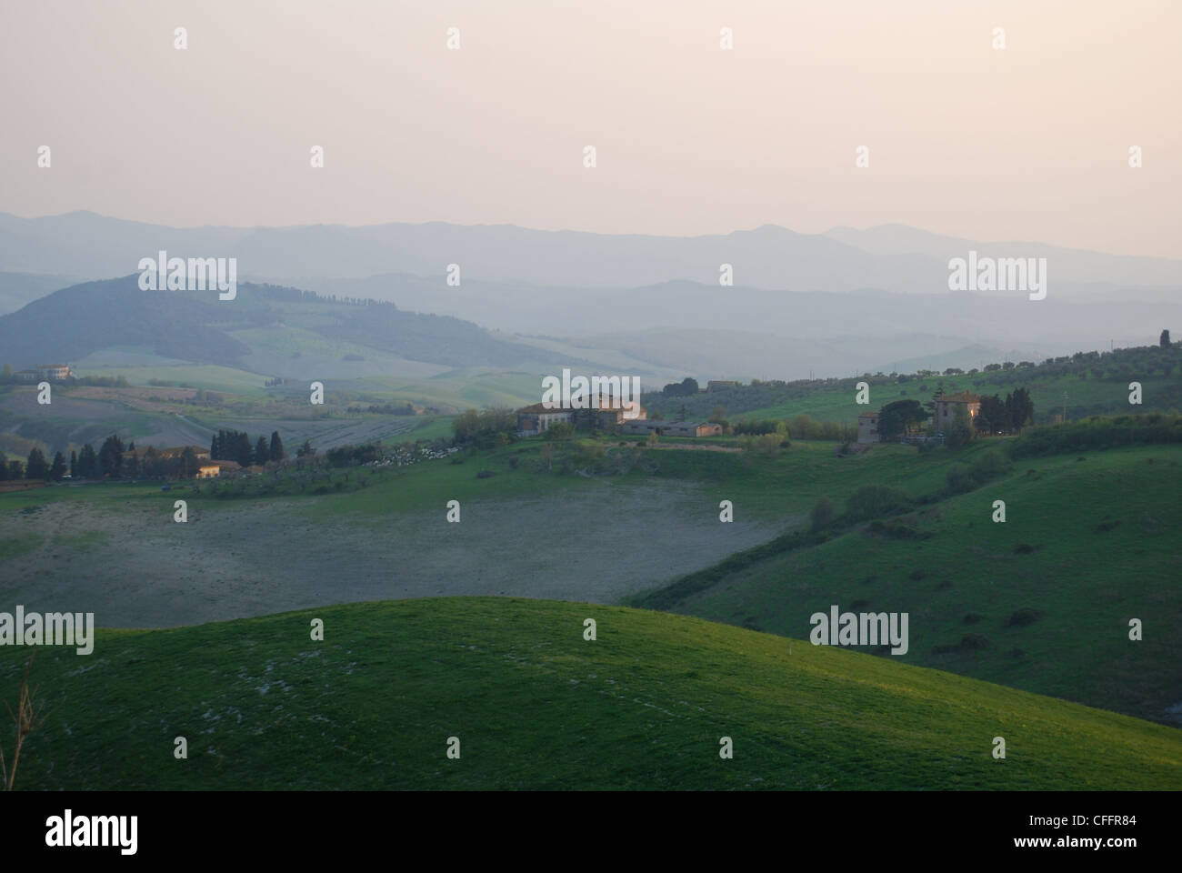 Dolci colline della Toscana al tramonto Foto Stock