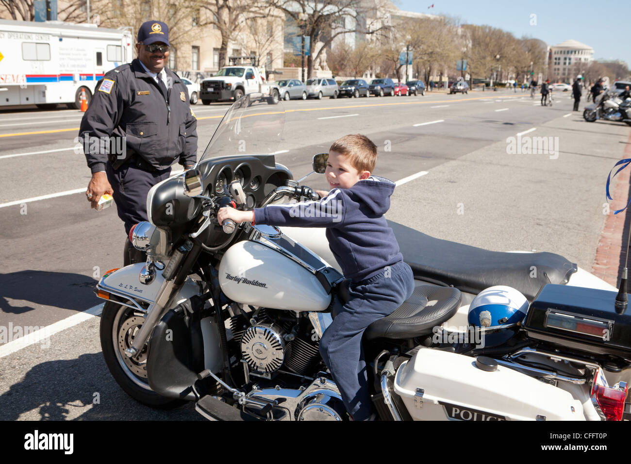 Un giovane ragazzo seduto sulla polizia moto - Washington DC, Stati Uniti d'America Foto Stock