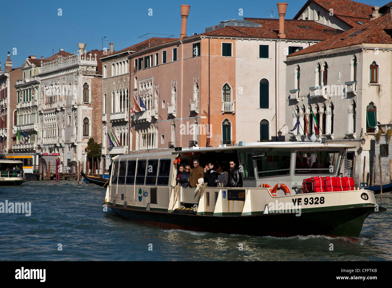 Un Vaporetto si sposta verso il basso il Grand Canal, Venezia, Italia Foto Stock