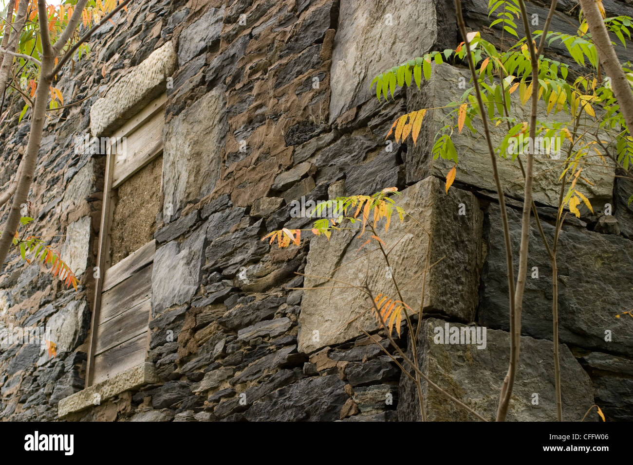 Bellissimo muro di pietra da un edificio in rovina sulla proprietà del monte Libano Shaker villaggio nel nuovo Libano New York. Foto Stock