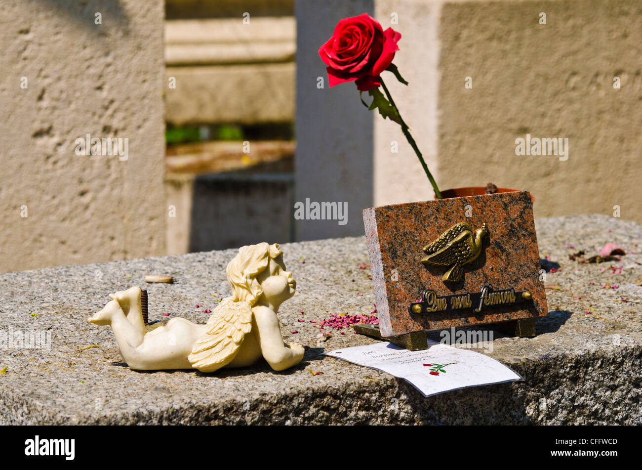 Alla tomba di Jim Morrison (American rock band le porte) al cimitero di Père Lachaise, Parigi, Francia Foto Stock