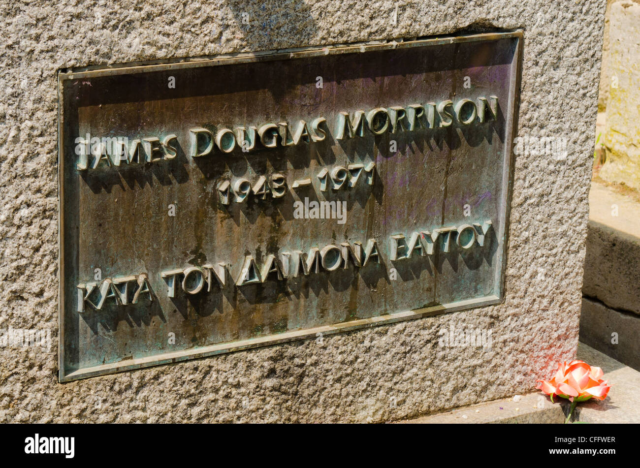 Alla tomba di Jim Morrison (American rock band le porte) al cimitero di Père Lachaise, Parigi, Francia Foto Stock