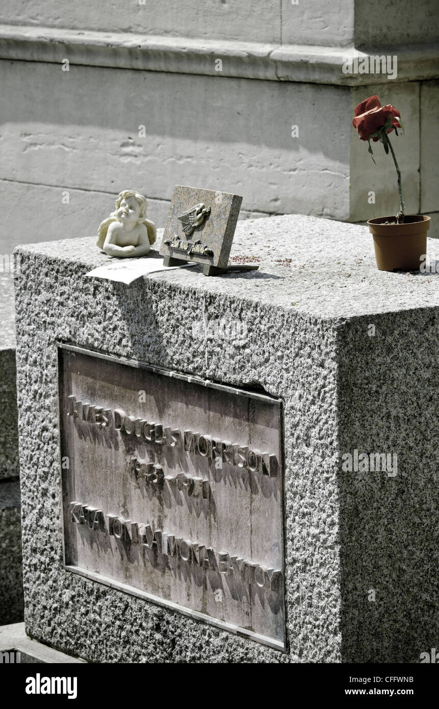 Alla tomba di Jim Morrison (American rock band le porte) al cimitero di Père Lachaise, Parigi, Francia Foto Stock