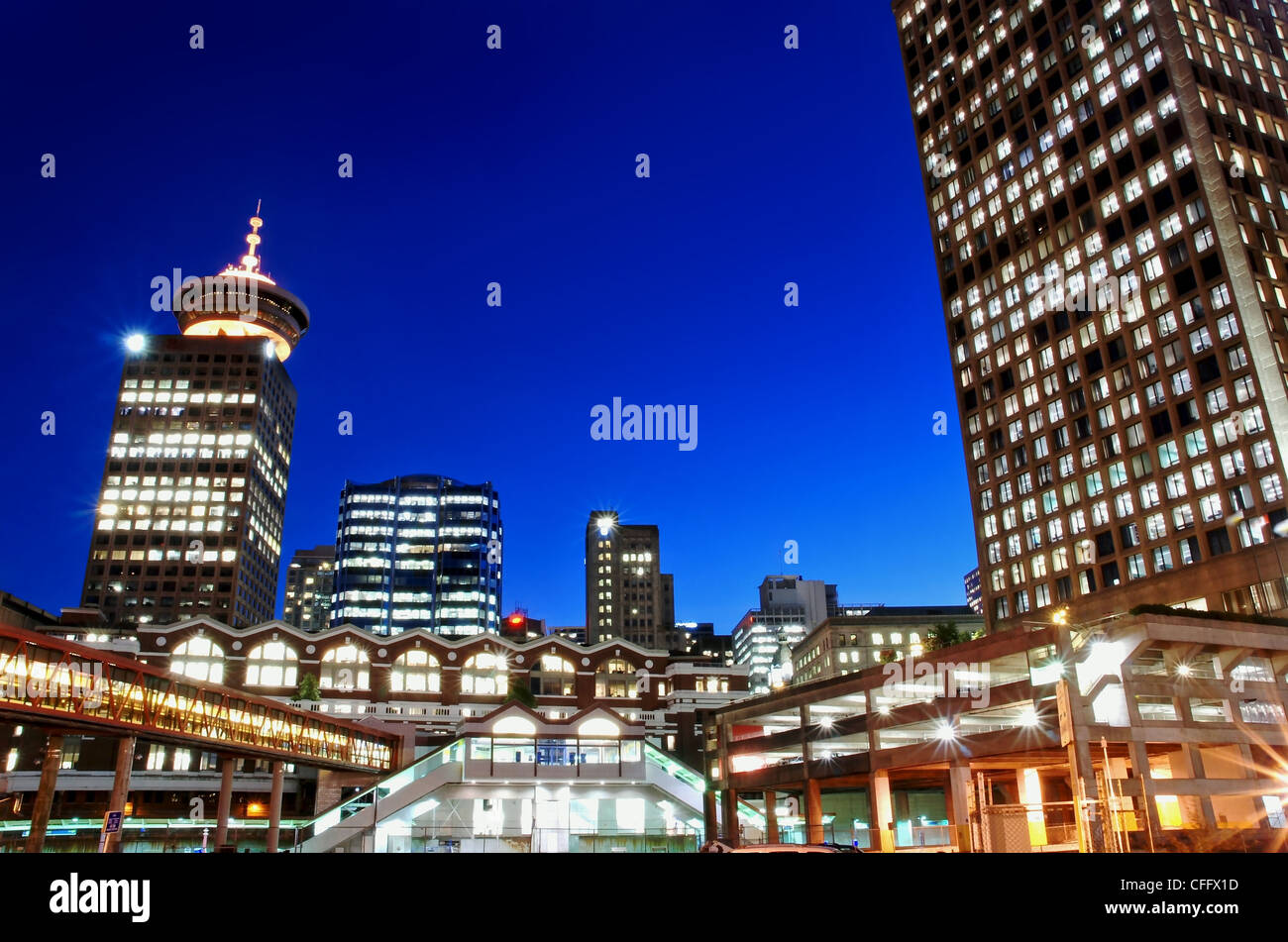 Scena notturna del centro cittadino di Vancouver Foto Stock
