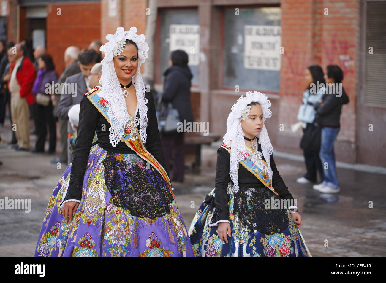 Lo spagnolo le donne indossano vestiti tradizionali durante la processione di strada, Alicante, Spagna Foto Stock