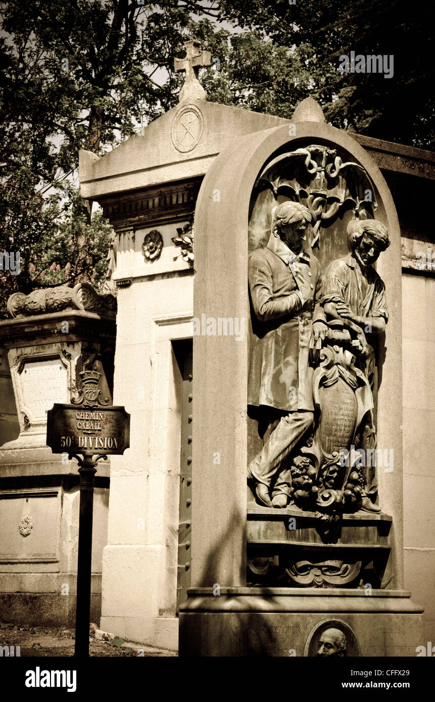 Graves e mausoleo al cimitero di Père Lachaise, Parigi, Francia Foto Stock