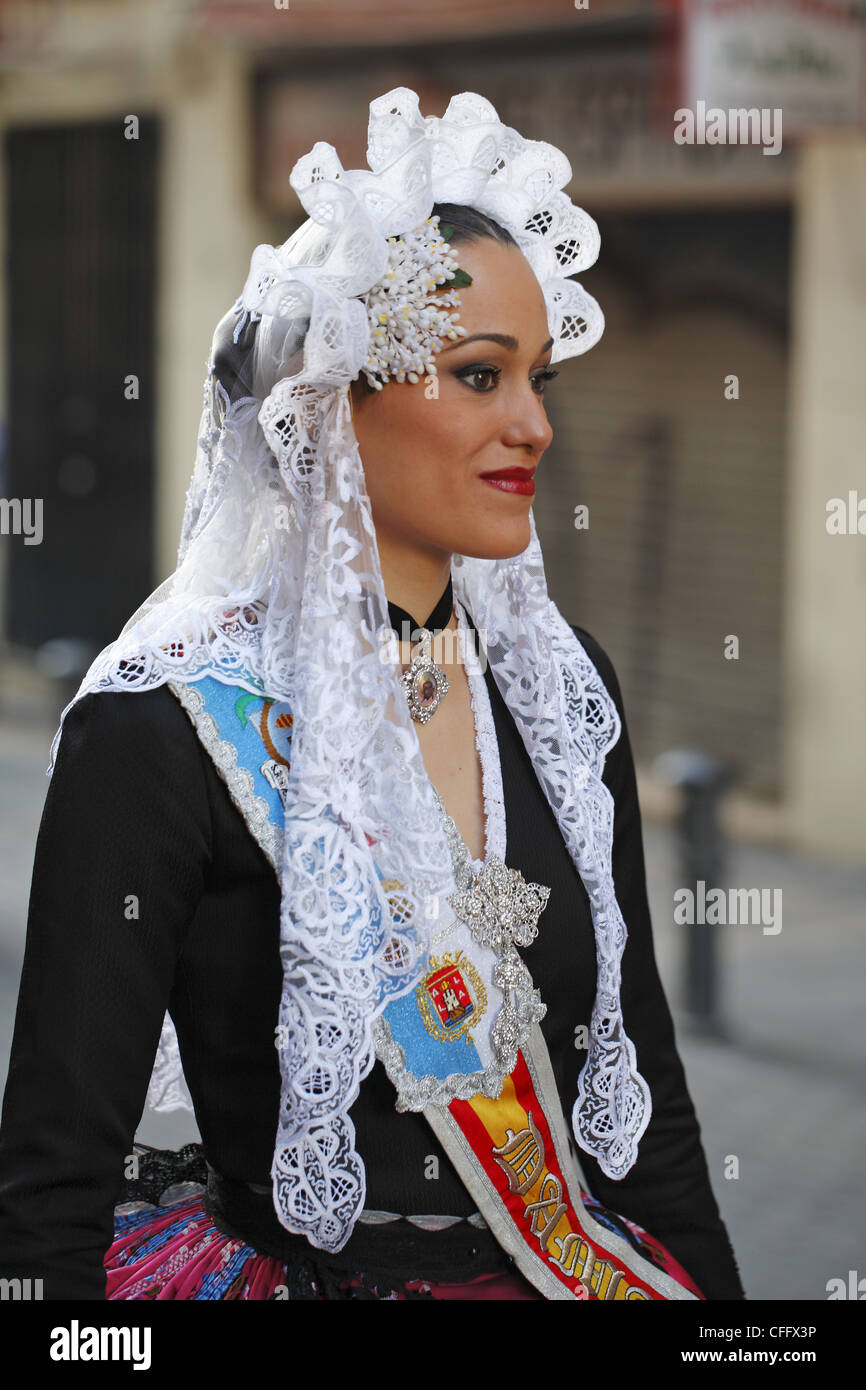 Donna spagnola indossando vestiti tradizionali durante la processione di strada, Alicante, Spagna Foto Stock