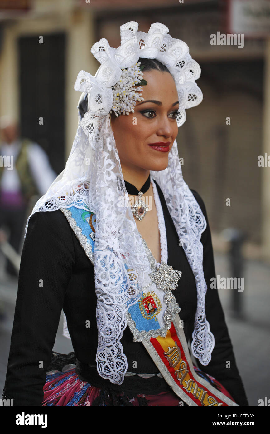 Donna spagnola indossando vestiti tradizionali durante la processione di strada, Alicante, Spagna Foto Stock