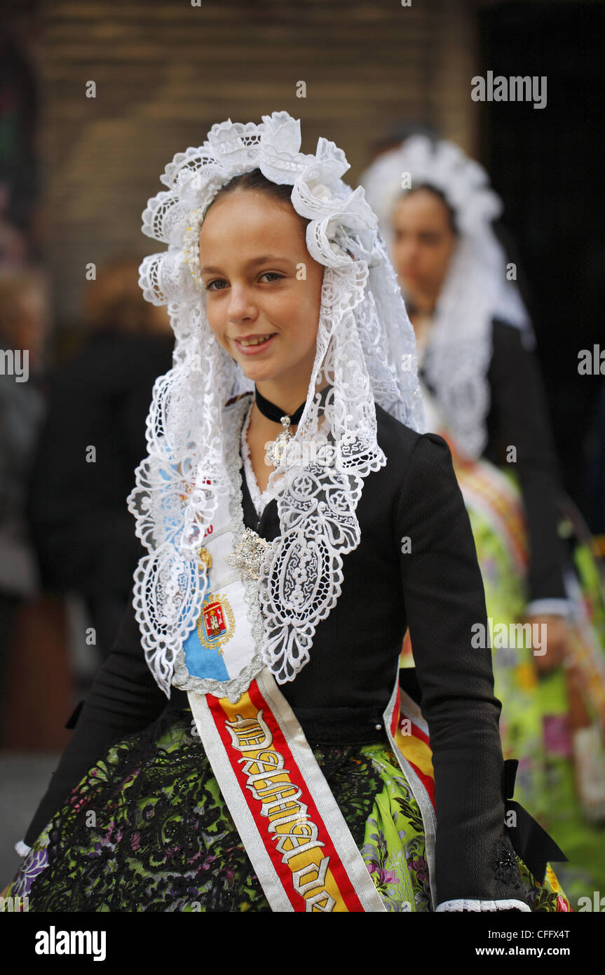 Lo spagnolo le ragazze che indossano abiti tradizionali durante la processione di strada, Alicante, Spagna Foto Stock