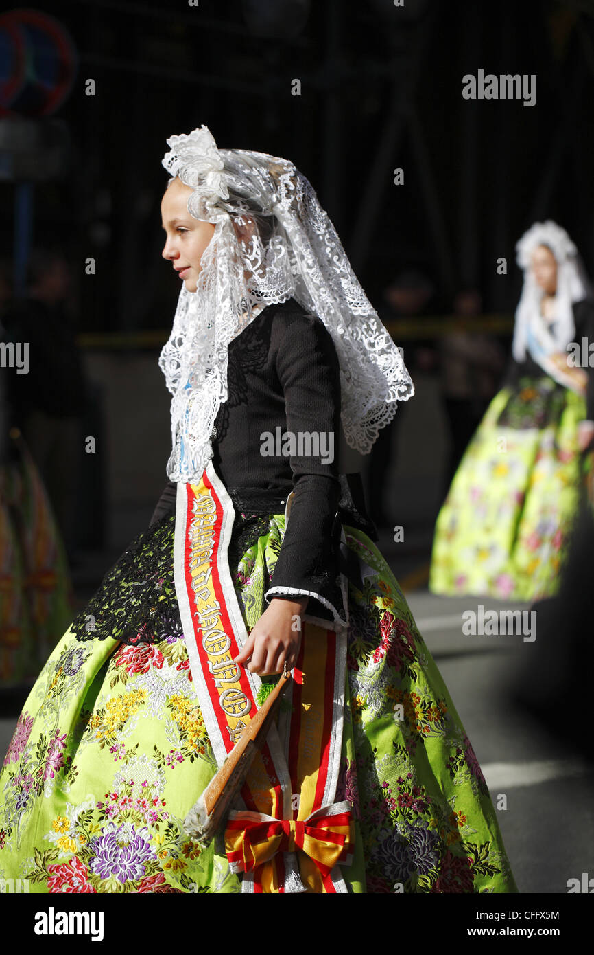 Lo spagnolo le ragazze che indossano vestiti tradizionali durante la processione di strada, Alicante, Spagna Foto Stock