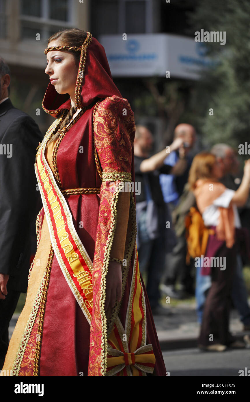 Donna spagnola indossando vestiti tradizionali durante la processione di strada, Alicante, Spagna Foto Stock