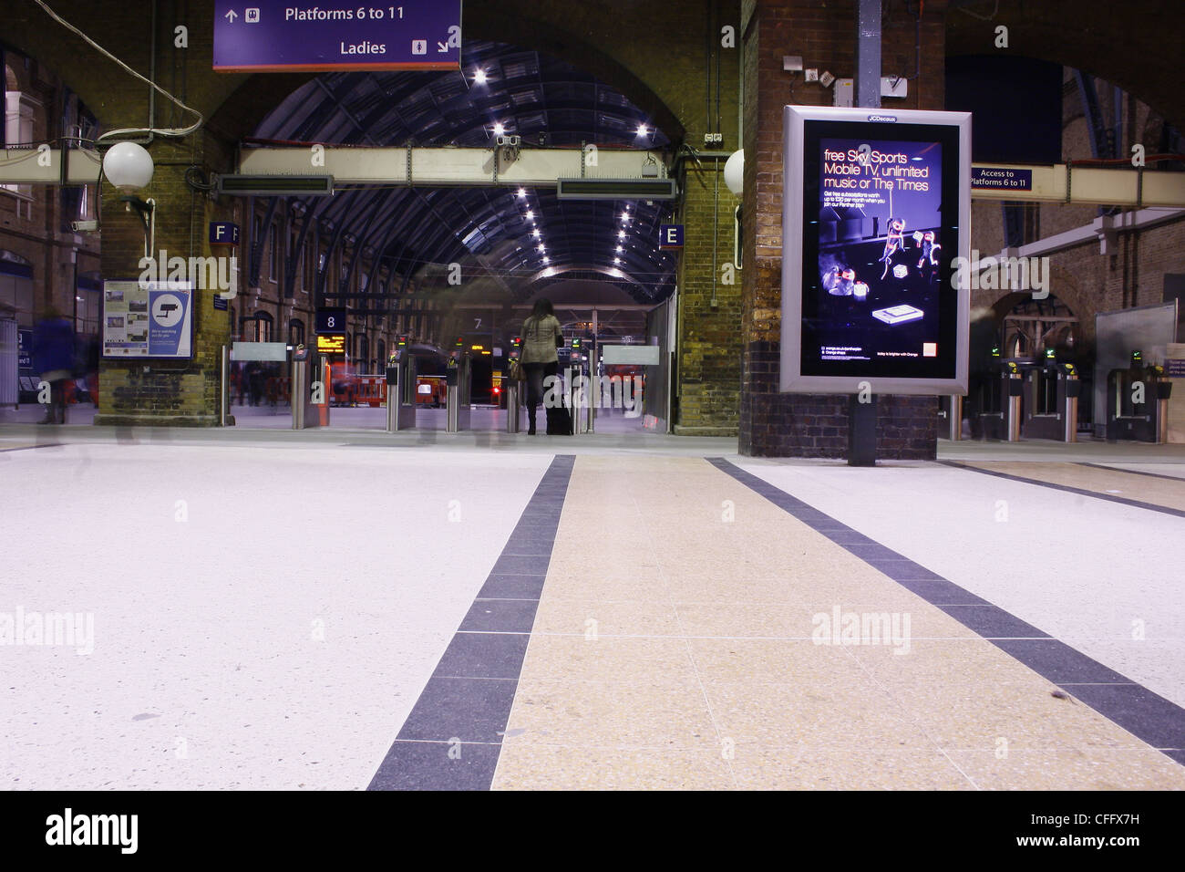 Ingresso ai binari del treno alla stazione dei treni di Kings Cross, London, England, Regno Unito Foto Stock