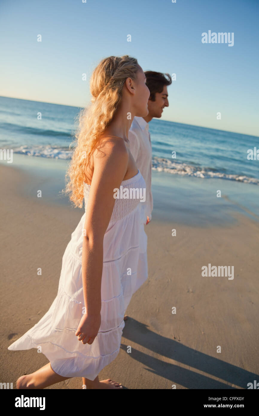 Close-up su gli amanti di camminare sulla spiaggia alla fine della giornata Foto Stock