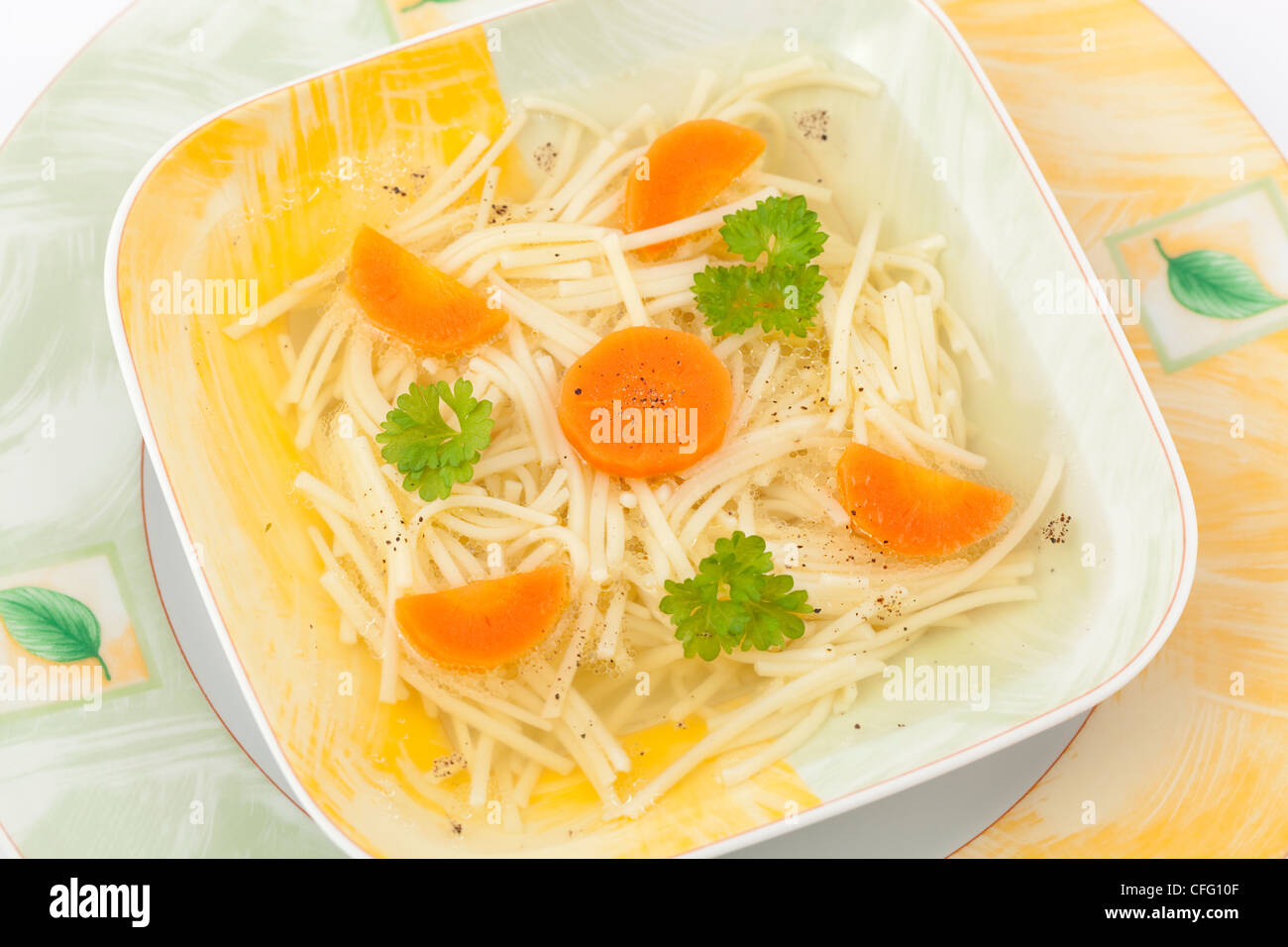 Zuppa di pollo in una terrina con la pasta e carote Foto Stock