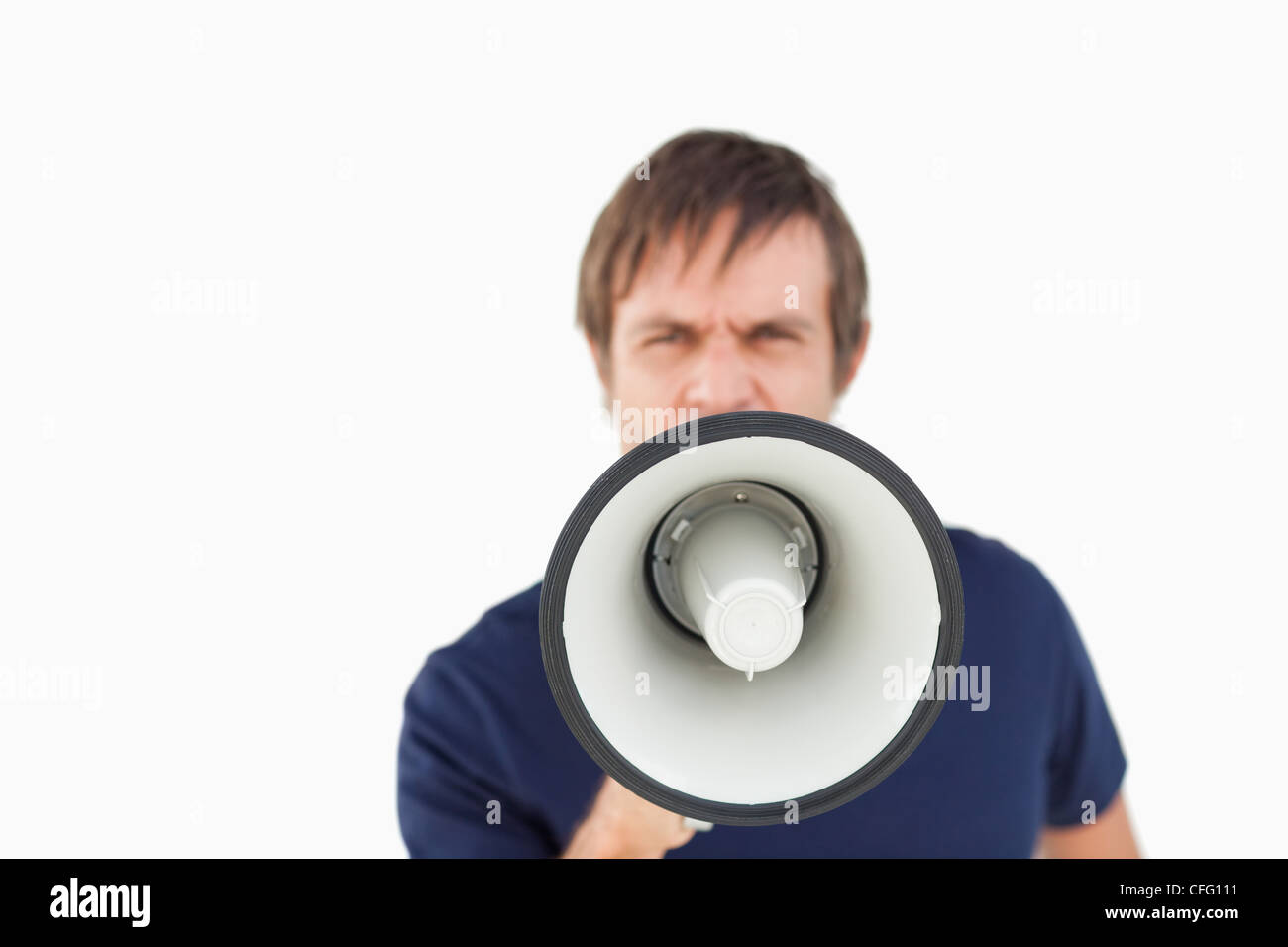 Furious uomo urlando mentre utilizzando un megafono Foto Stock