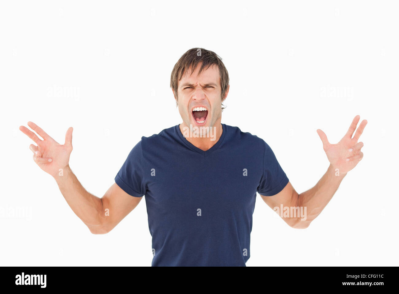 Furious uomo urlando mentre solleva le braccia Foto Stock