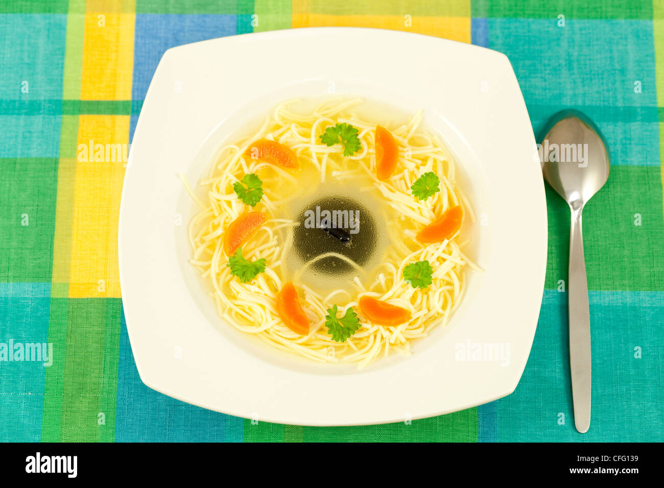 Zuppa di pollo in una terrina con la pasta e carote Foto Stock