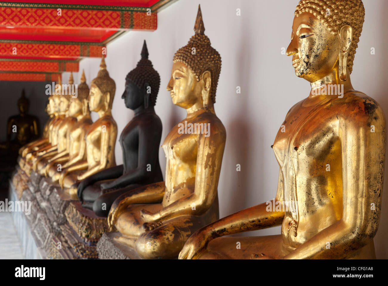 Wat Pho tempio, Bangkok - Fila di seduta Buddha 12 Foto Stock