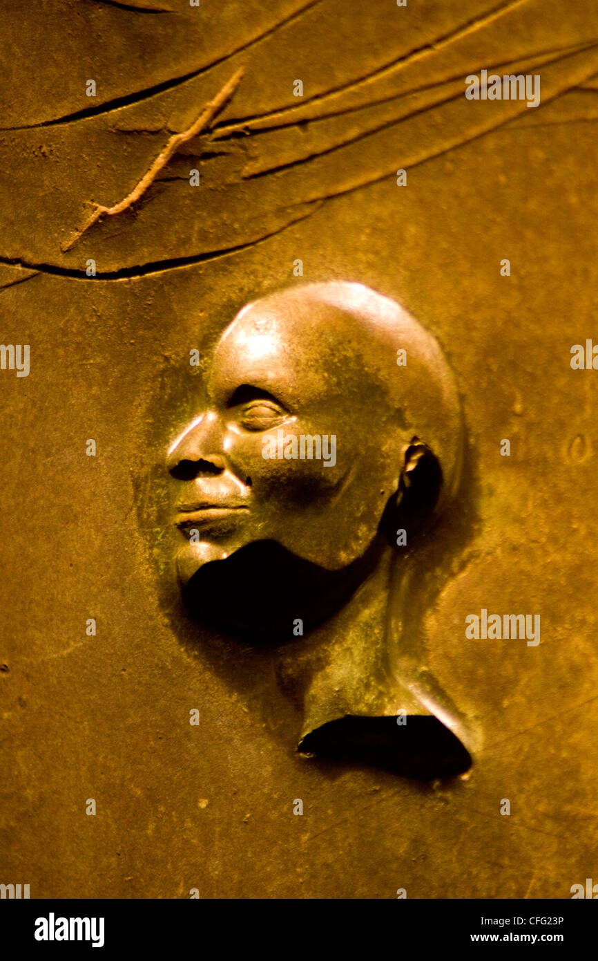 Close up di bronzo in bassorilievo la figura negativa da Robert Graham intitolato 'sociale programmi'-2nd termine FDR camera Mem, Washington DC Foto Stock
