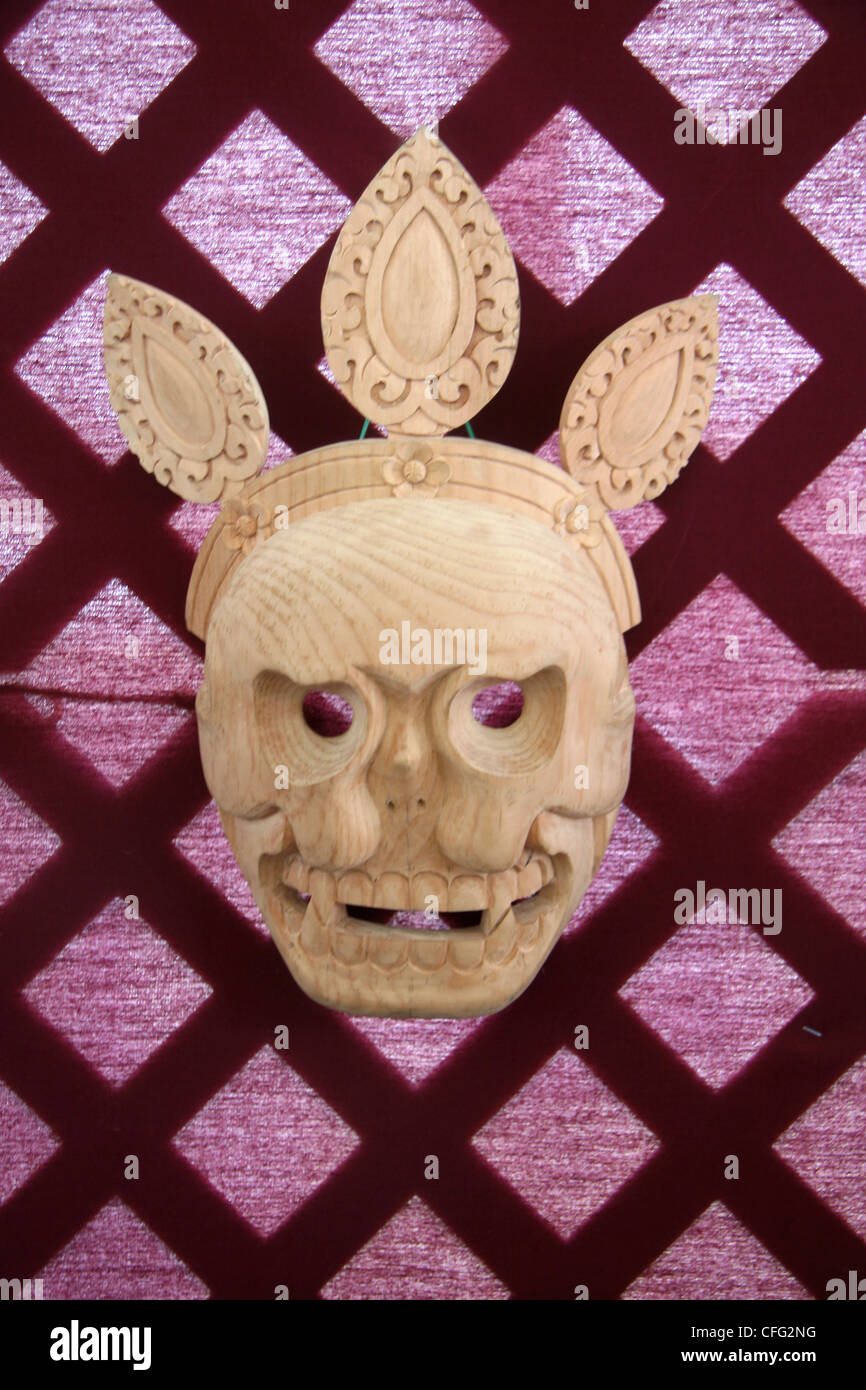 Incompiuta in legno maschera bhutanesi in sospeso nel 2008 del Smithsonian Folklife Festival sul Mall di Washington DC Foto Stock