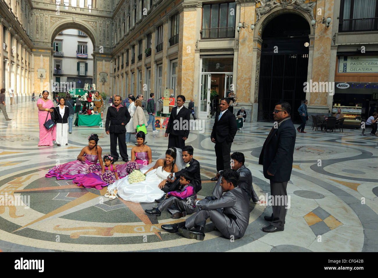 L'Italia, Campania, Napoli, gruppo di nozze nella Galleria Umberto I Foto Stock