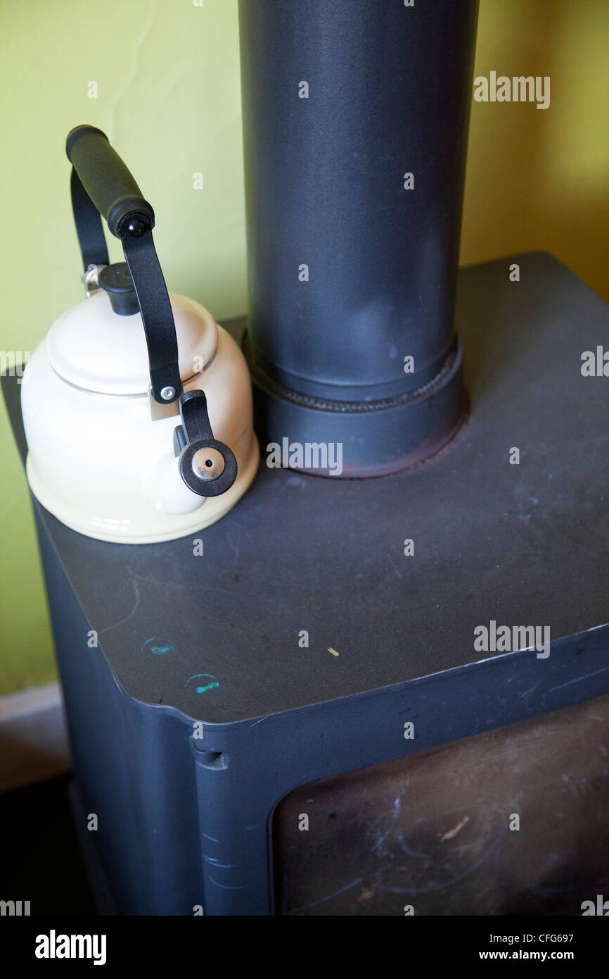 Il bollitore sulla stufa antica Foto stock - Alamy