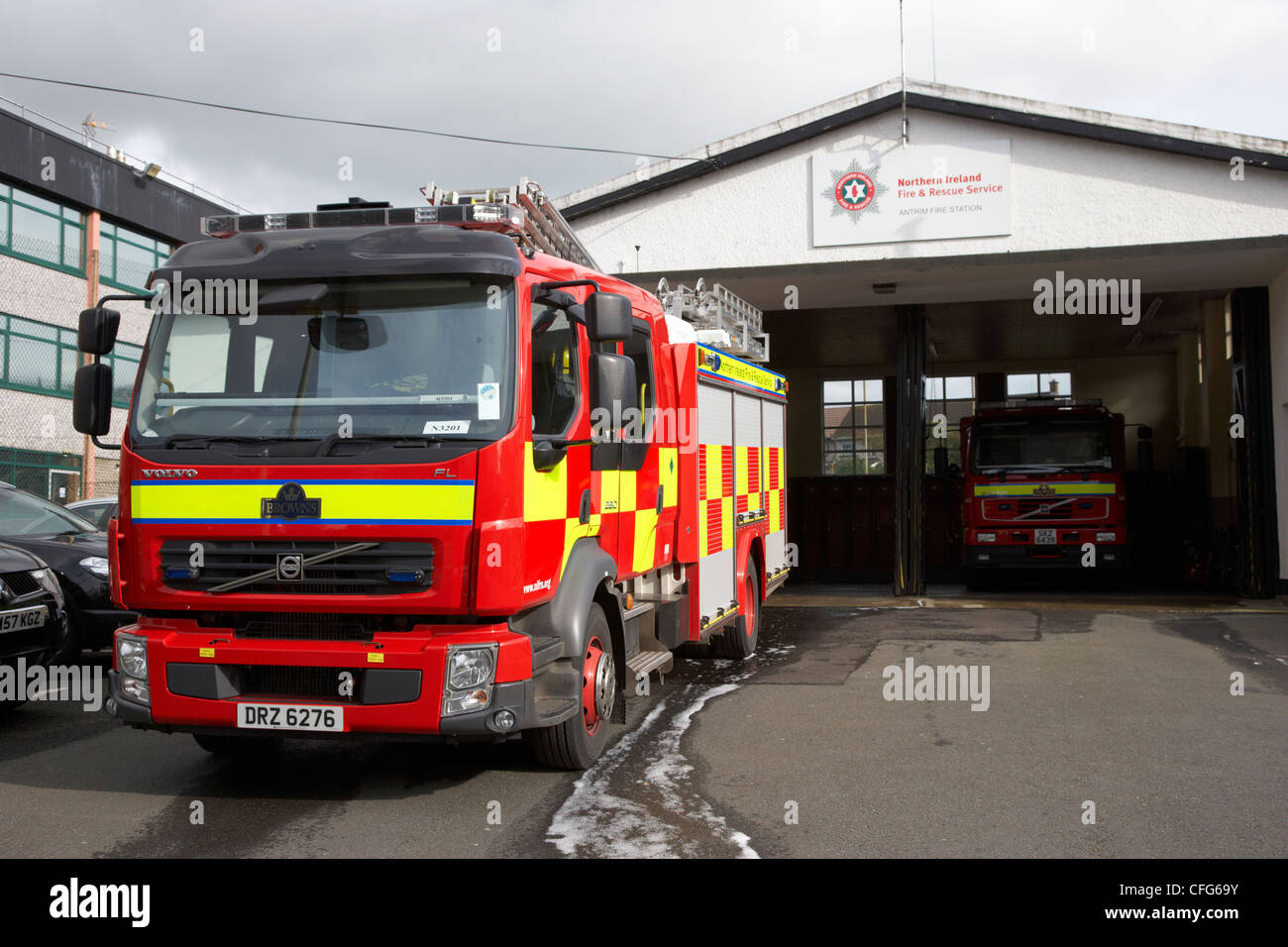 Irlanda del Nord il fuoco e il servizio di soccorso NIFRS motore Fire a antrim città la stazione dei vigili del fuoco nella contea di Antrim Irlanda del Nord Regno Unito Foto Stock