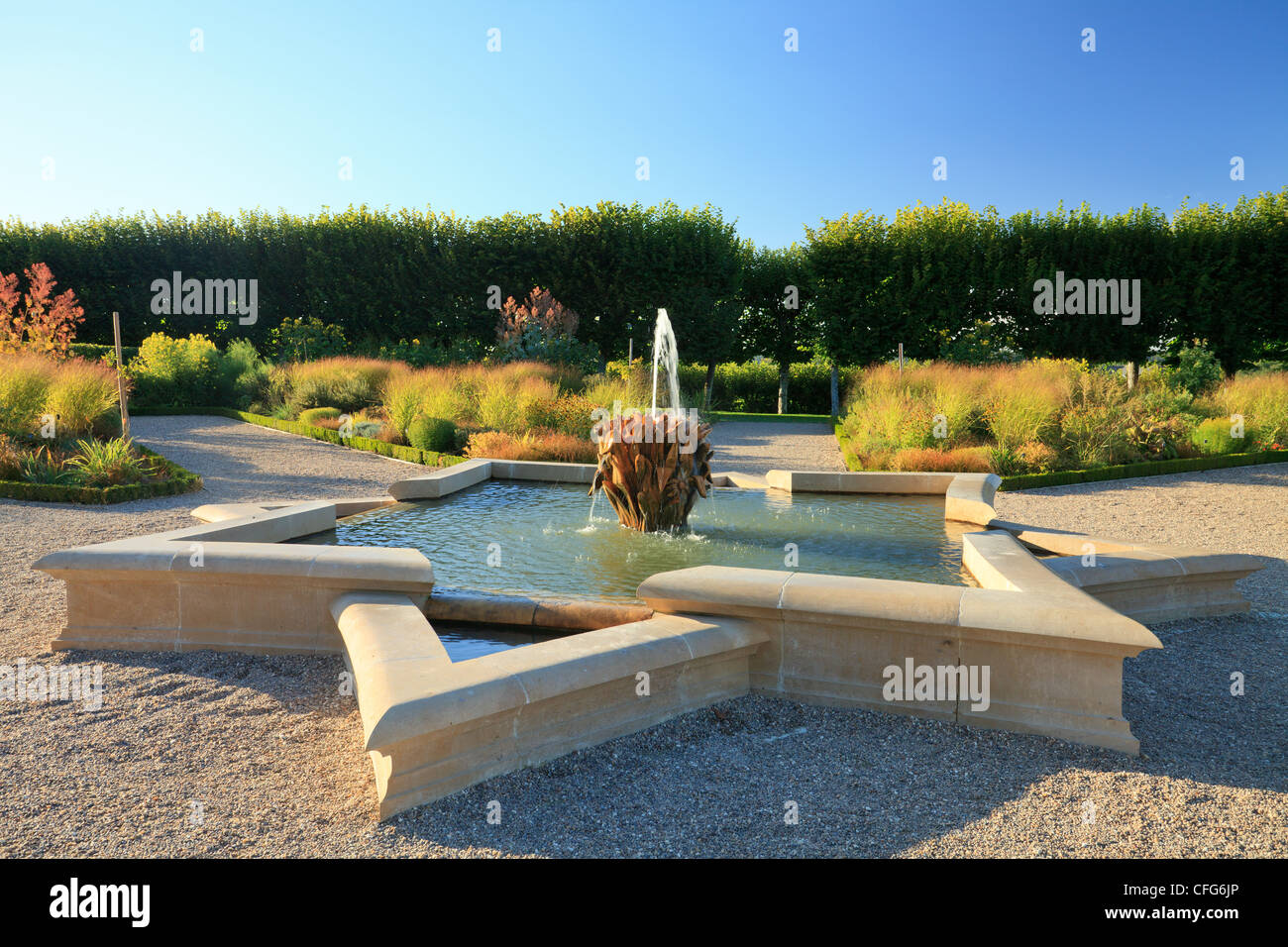 Francia, i giardini del castello di Villandry, la fontana stella del "Giardino delle nazioni unite". Foto Stock