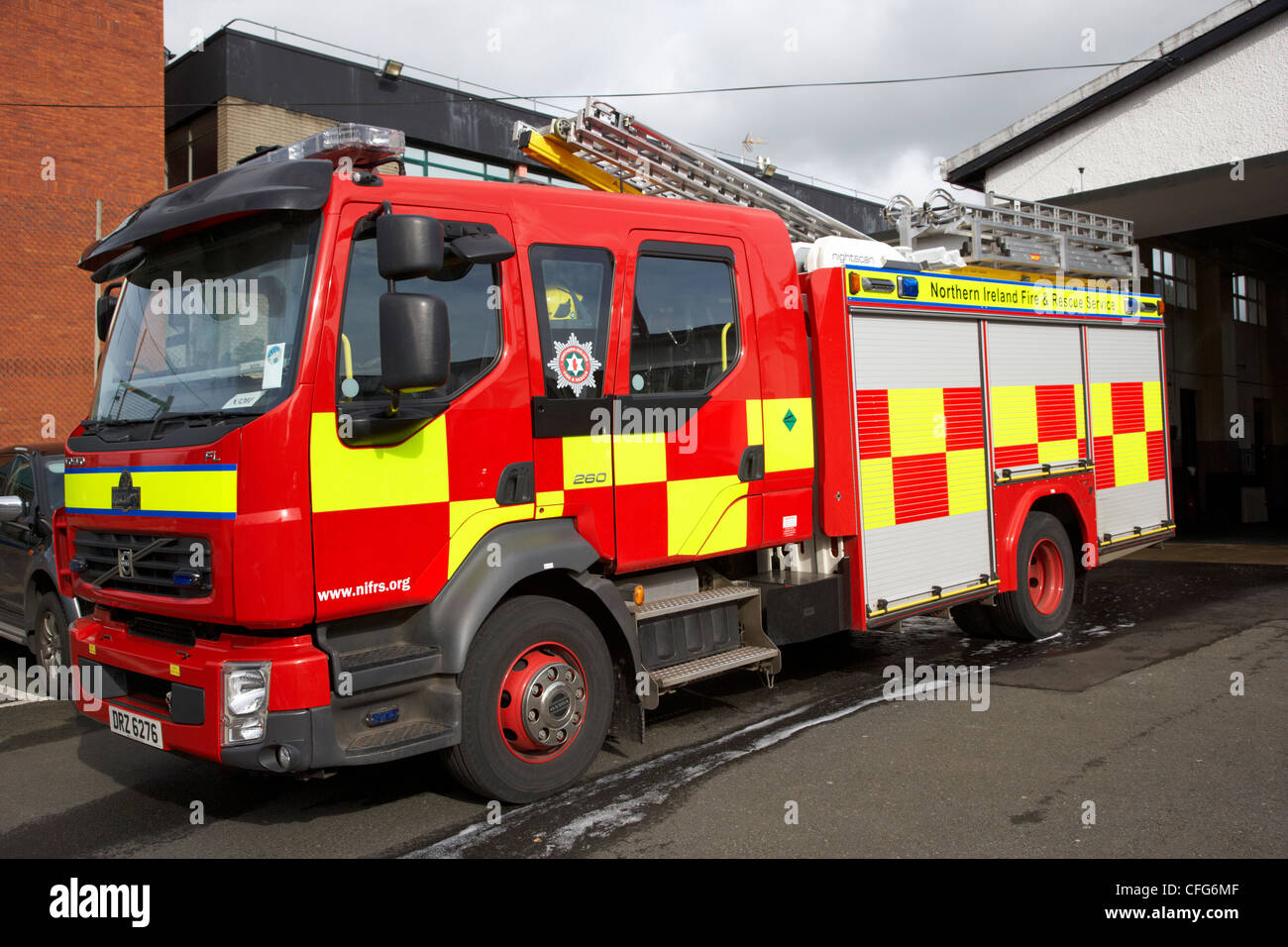 Irlanda del Nord il fuoco e il servizio di soccorso NIFRS motore Fire a antrim città la stazione dei vigili del fuoco nella contea di Antrim Irlanda del Nord Regno Unito Foto Stock