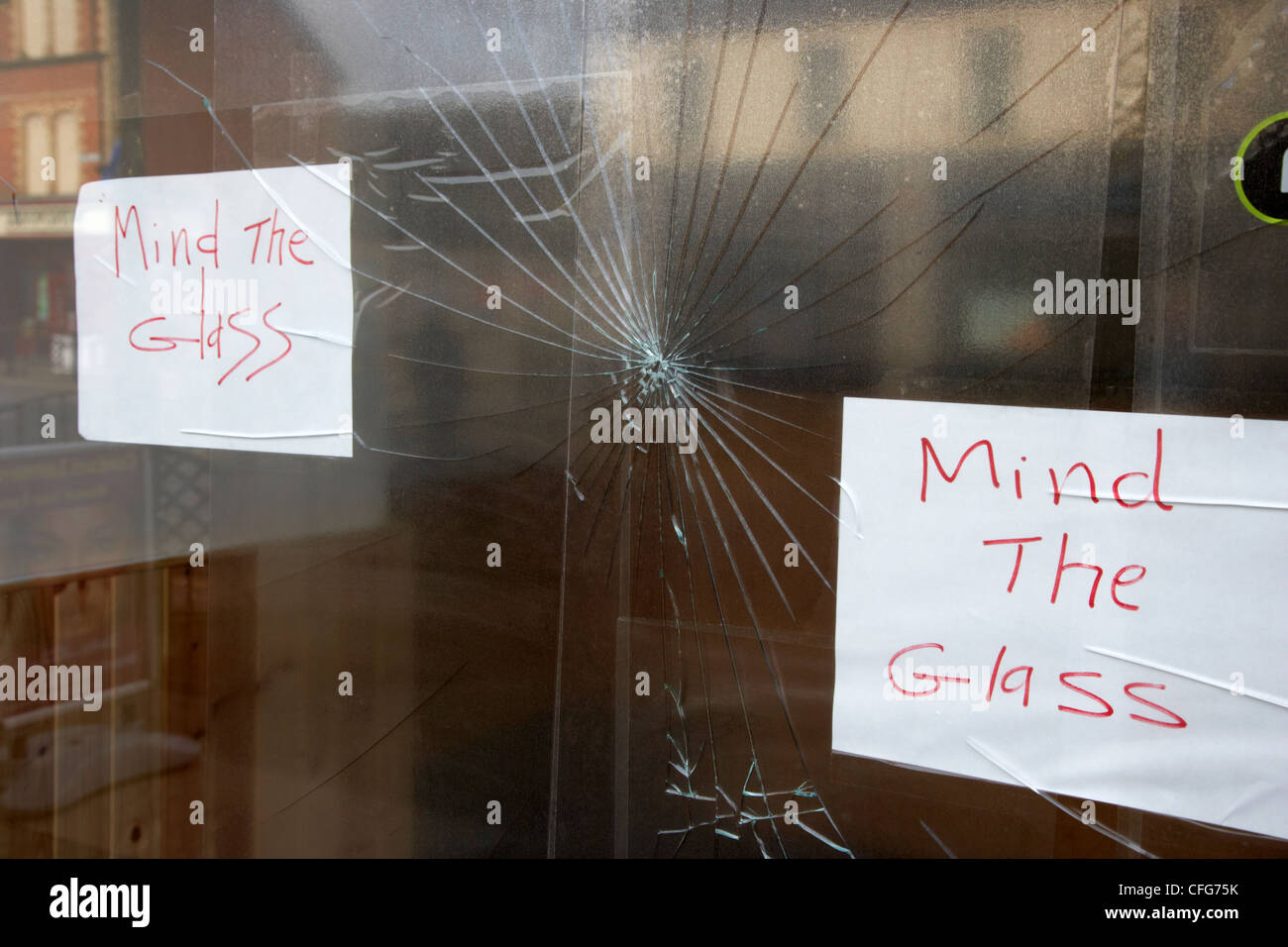Grande rottura vetro con mente manoscritta i segni di vetro nella contea di Antrim Irlanda del Nord Regno Unito Foto Stock