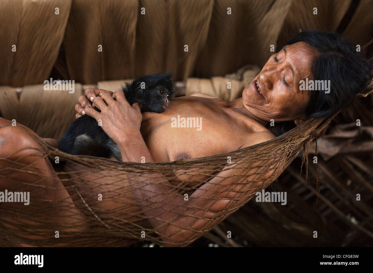 Huaorani donna indiana con il suo animale domestico bianco-panciuto Spider Monkey. Comunità Gabaro, Yasuni NP, la foresta pluviale amazzonica Ecuador Foto Stock