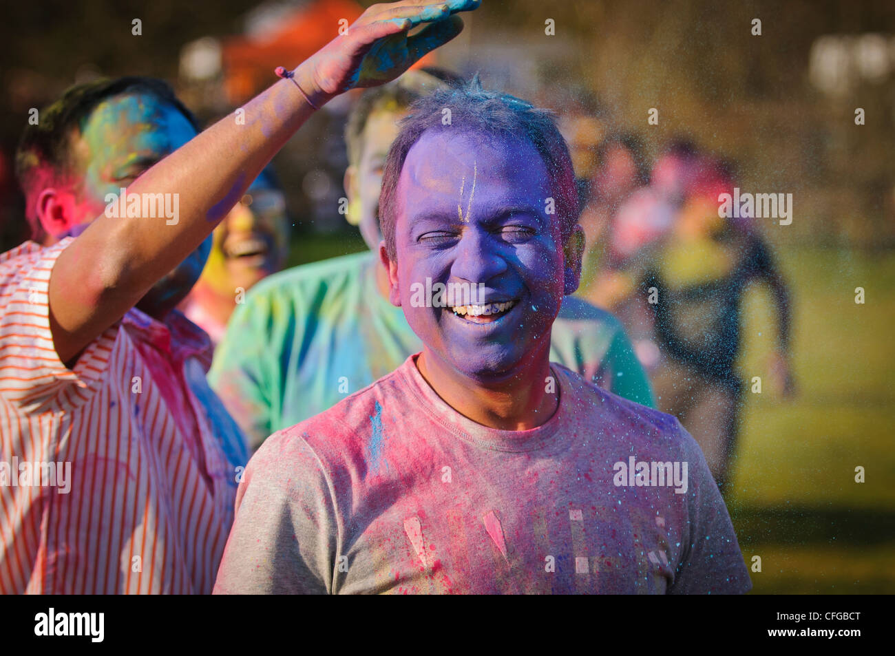 I partecipanti in 'Holi' (il Festival di colore), Bhaktivedanta Manor, Aldenham, Watford, Regno Unito, 11 marzo 2012 Foto Stock