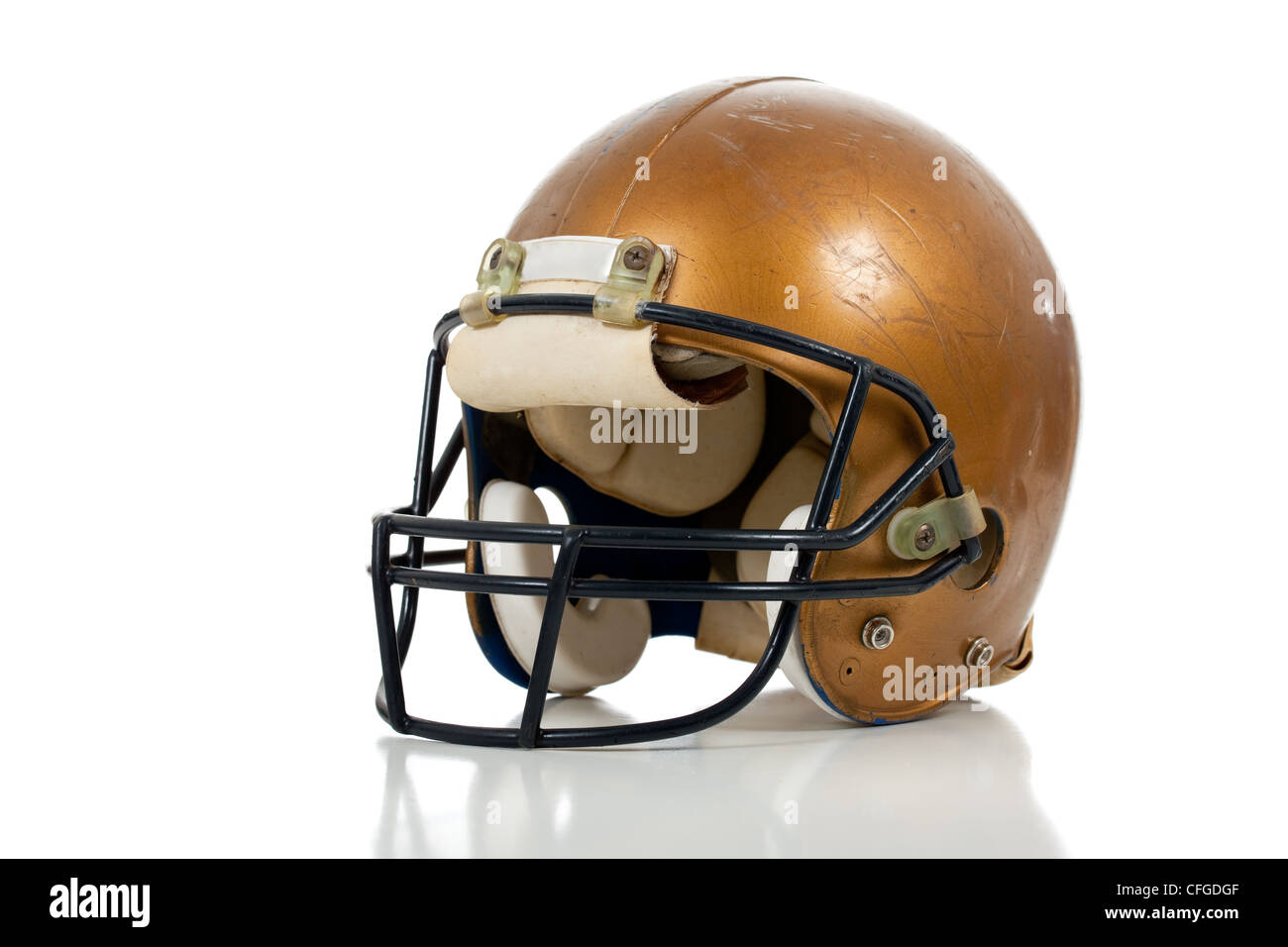 Un oro casco da football americano su sfondo bianco Foto Stock
