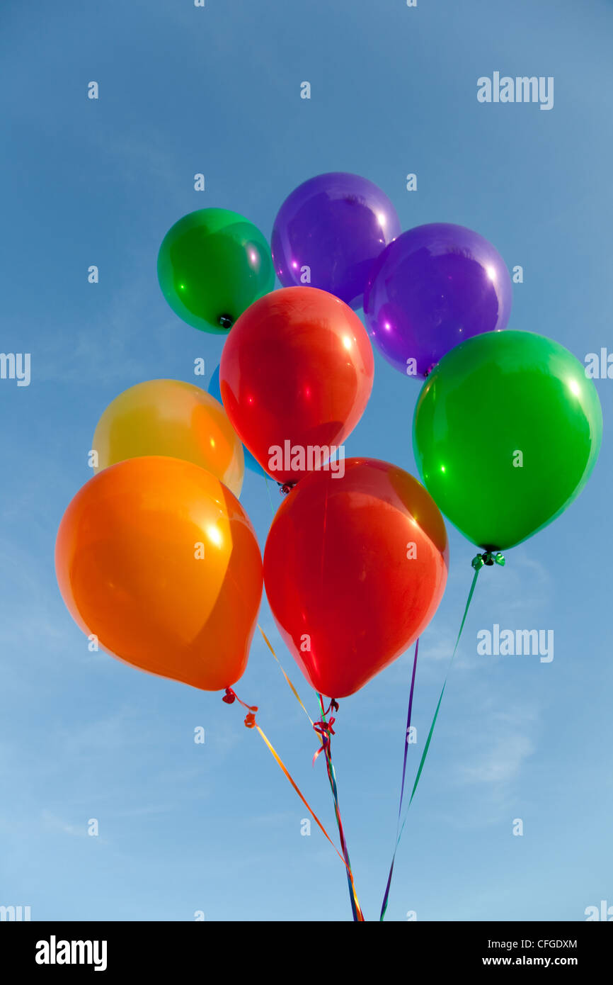 Gruppo di vari di palloncini colorati con un background di sky Foto stock -  Alamy