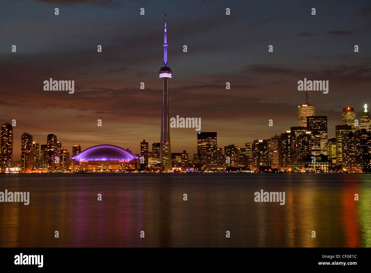 La CN Tower e lo skyline di notte, Toronto, Ontario Foto Stock