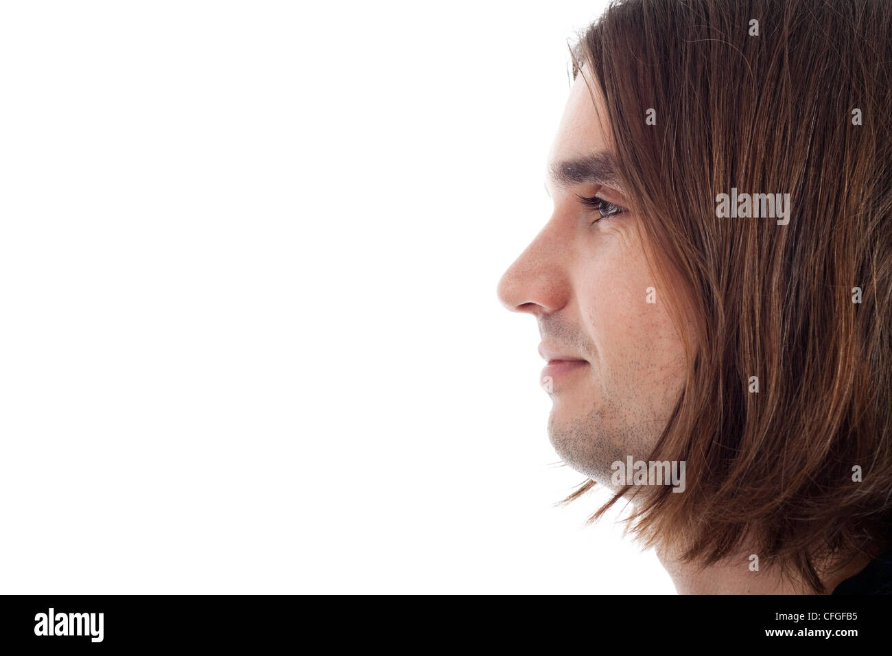 Profilo del giovane dai capelli lunghi uomo folle sorriso faccia rilassata, isolato su sfondo bianco con un grande spazio di copia. Foto Stock