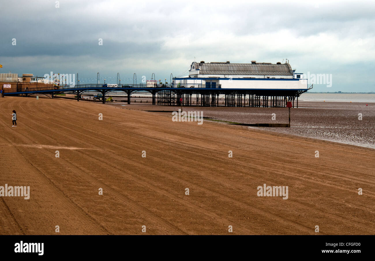 Lincolnshire cleethorpes beach spazzato per i giorni vacanzieri pier in background Foto Stock