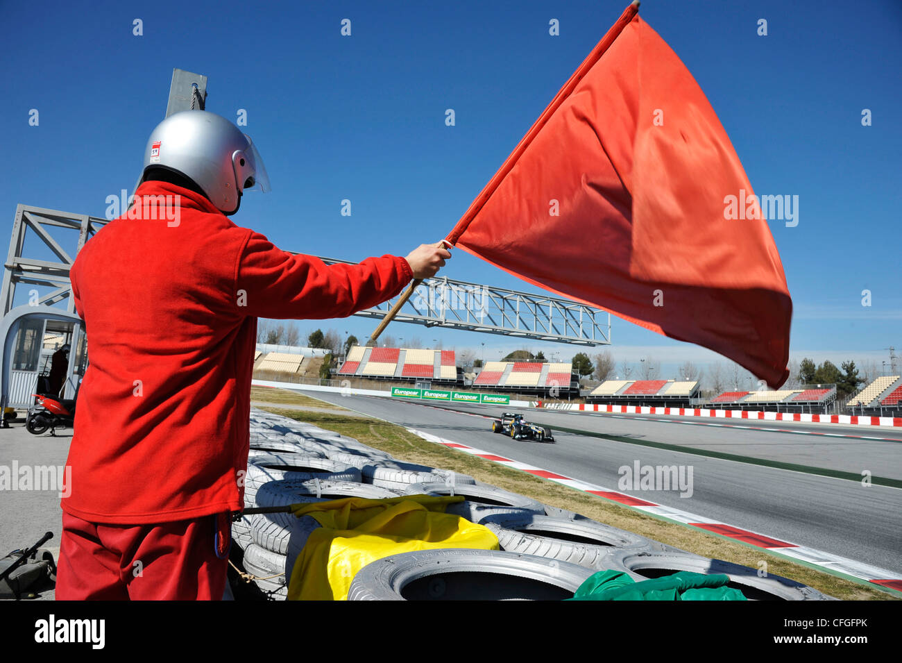 Bandiera rossa essendo mostrato durante la Formula Uno le sessioni di test sul Circuito di Catalunya, Spagna Foto Stock