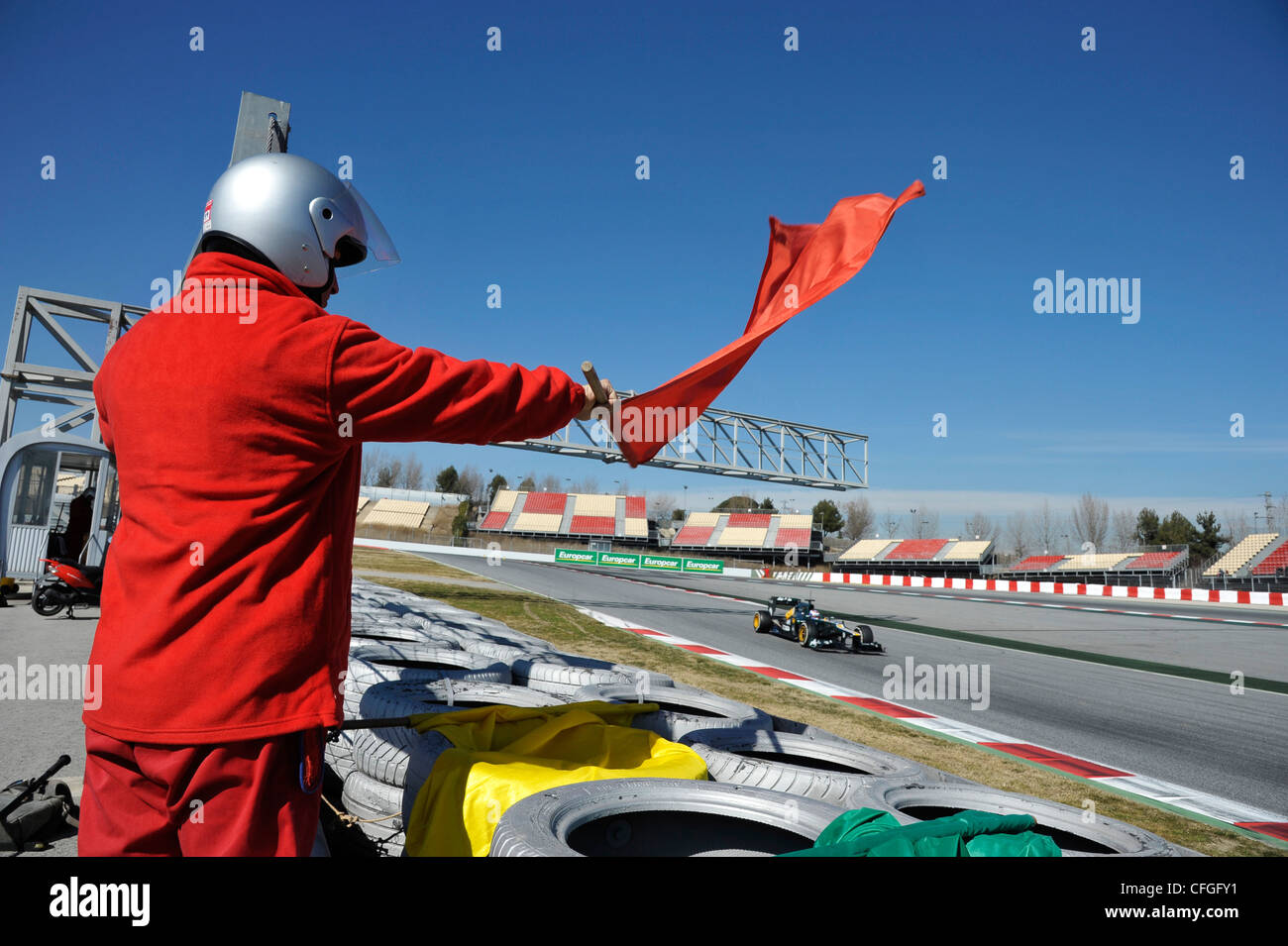 Bandiera rossa essendo mostrato durante la Formula Uno le sessioni di test sul Circuito di Catalunya, Spagna Foto Stock