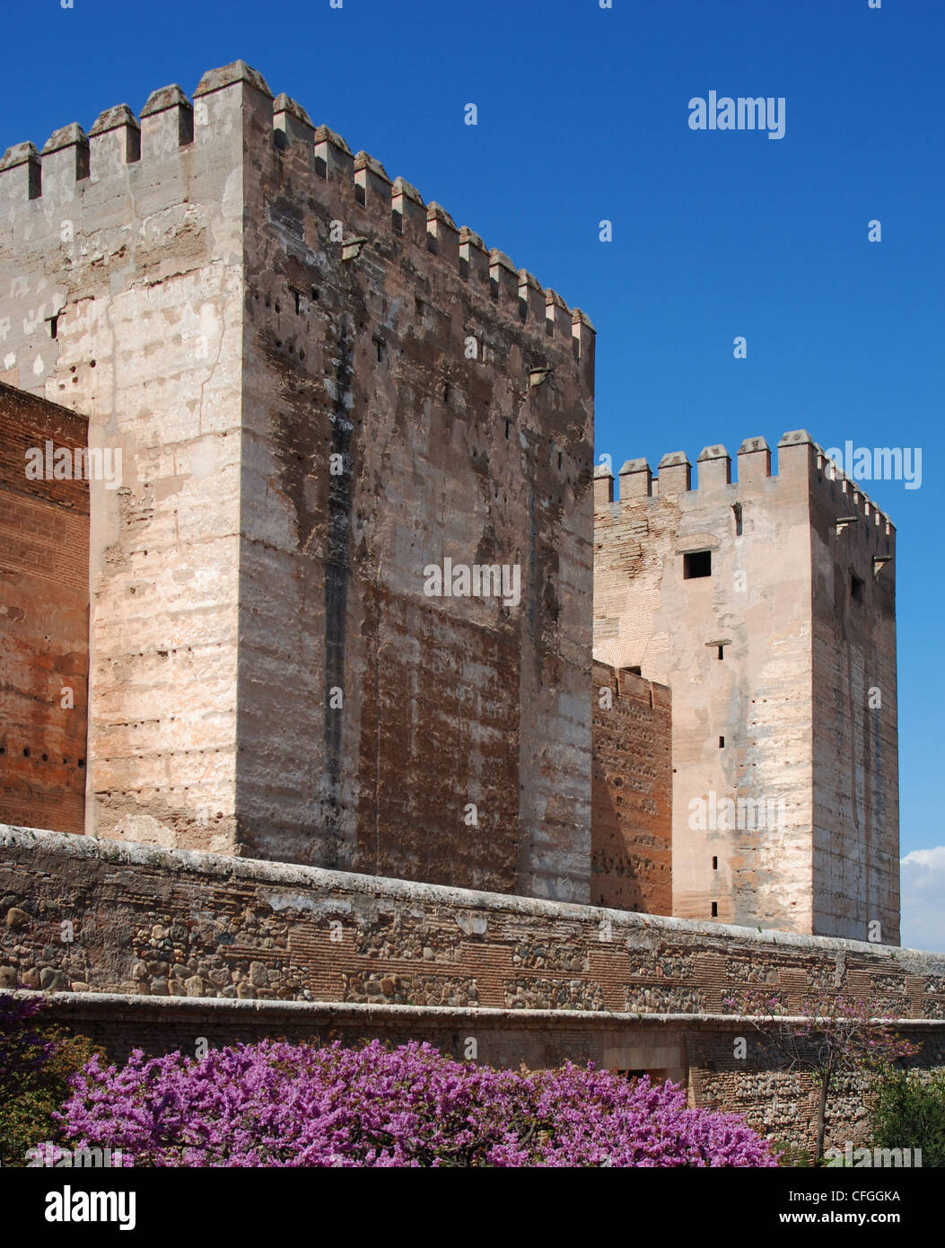Le torri del castello, cisterna corte (plaza de los aljibes), palazzo della Alhambra di Granada, Andalusia, Spagna, Europa occidentale. Foto Stock