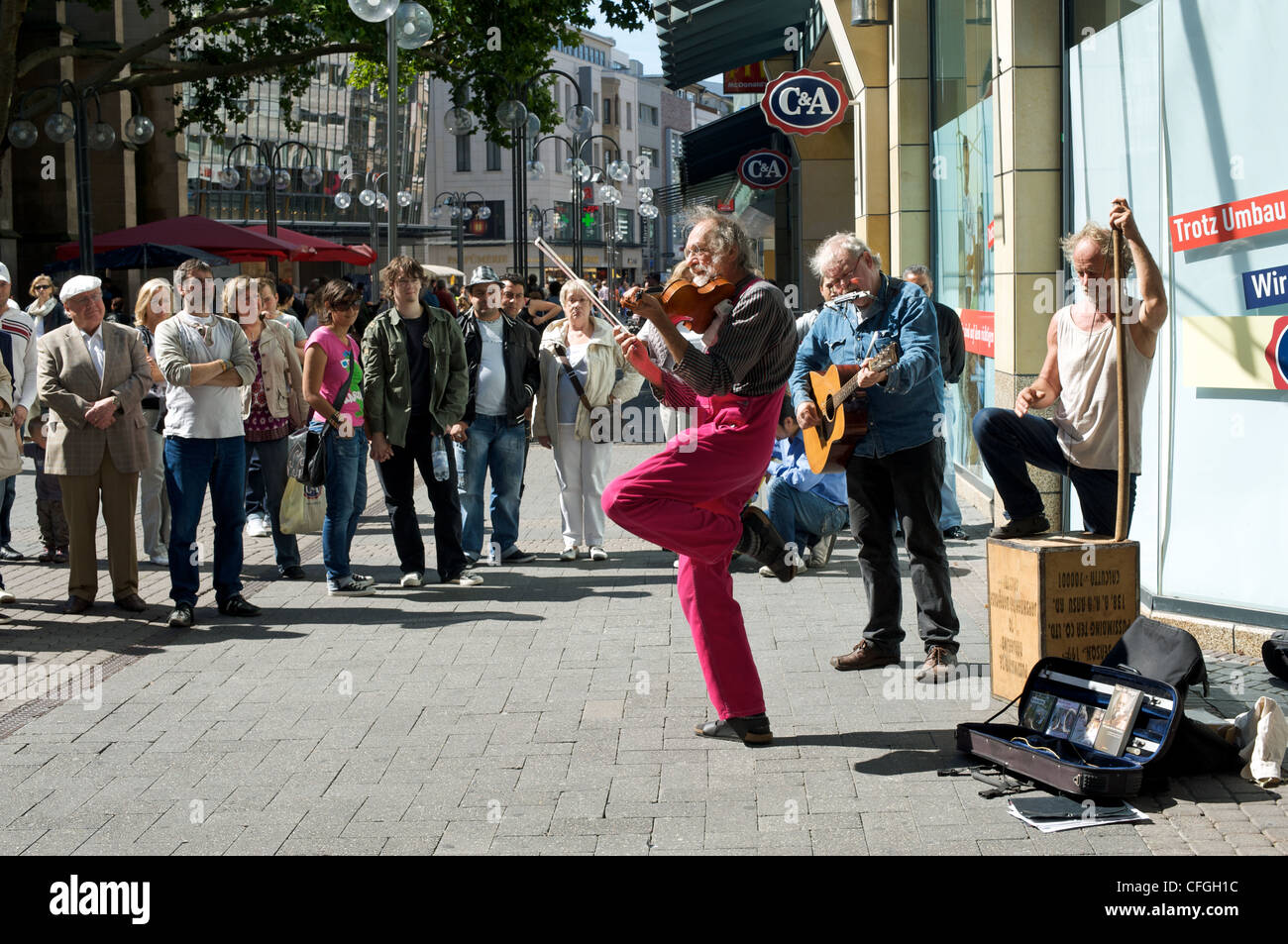 Klaus der Geiger, un popolare cantante folk in Germania esegue in una strada di Colonia Foto Stock