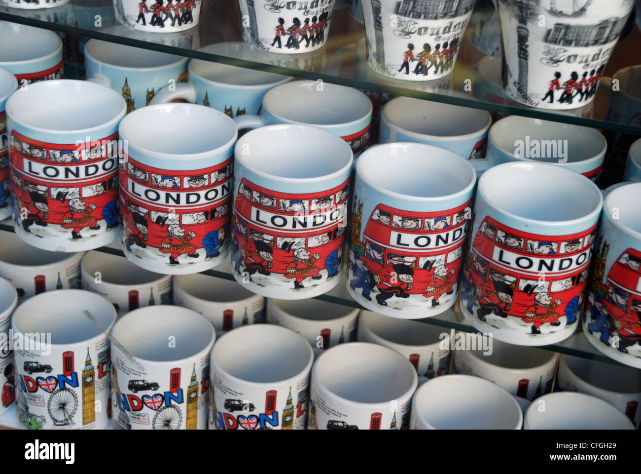 London souvenir mug in un turista vetrina Foto Stock