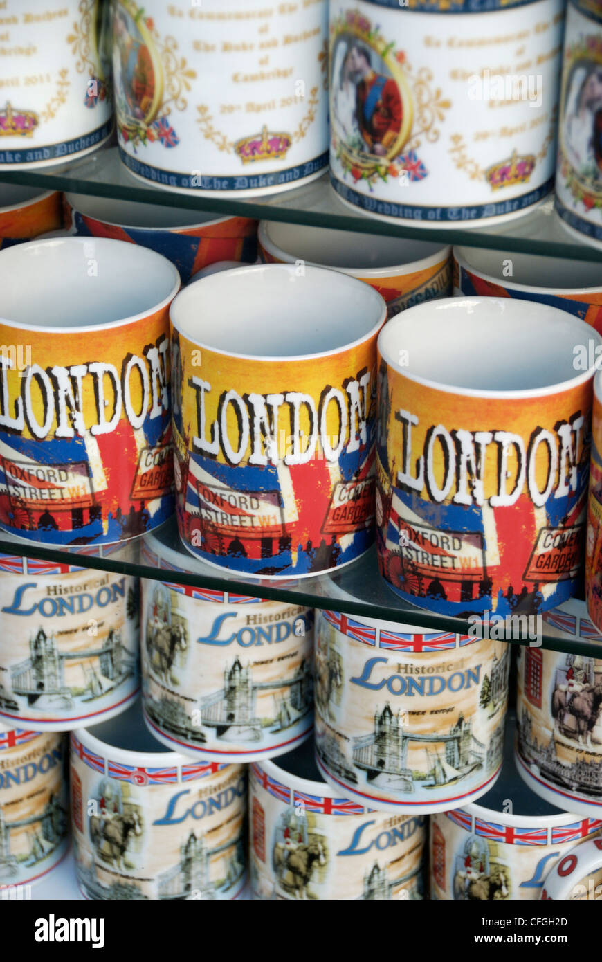 London souvenir mug in un turista vetrina Foto Stock
