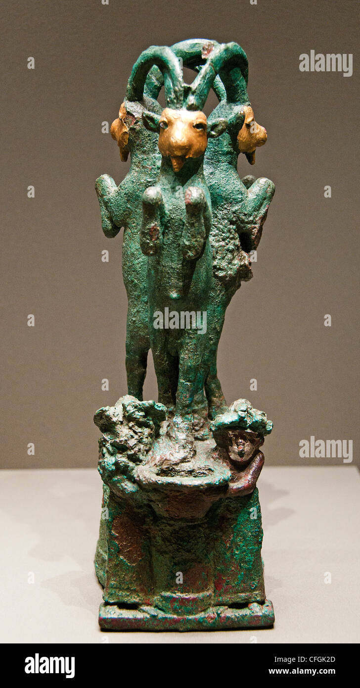 2000 BC Mesopotamia Larsa Bronze Silver Gold 3 capre selvatiche in piedi su una base decorata con due divinità tenendo un piccolo recipiente Foto Stock