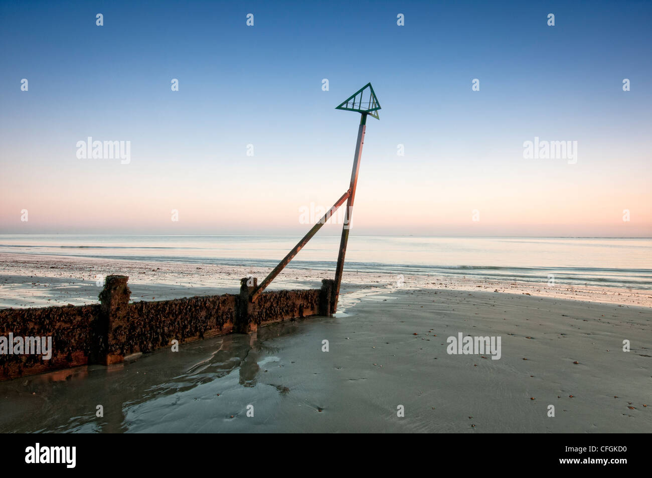 Struttura di frangionde sulla spiaggia a Hayling Island Foto Stock