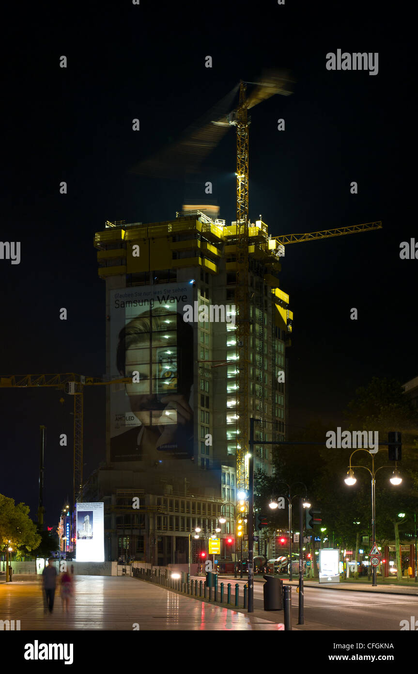 Le ore notturne la costruzione di un grattacielo Zoofenster (Hilton Hotel di Berlino Ovest), il 3 luglio 2010 a Berlino, Germania. Foto Stock
