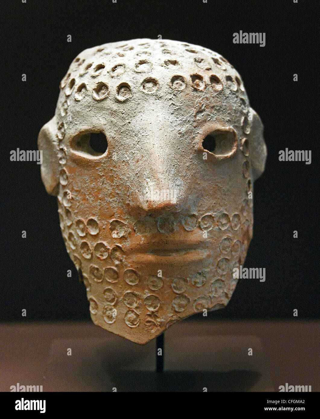 La maschera di un uomo barbuto tarda età del Bronzo III 1230-1050 A.C. con appliqué e decorazioni incise Cipro Anatolia levantino della costa Foto Stock